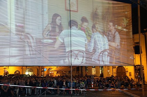 O večerní promítání na náměstí je velký zájem