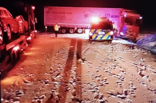 Kamion zablokoval oba jízdní pruhy dálnice D1