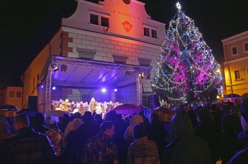 Velkomeziříčští rozsvítili vánoční strom a přivítali advent