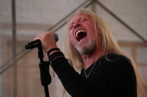 Muzikanti zaplnili náměstí i pokladničky