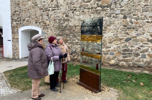 Panel na Šebestiánu už stojí