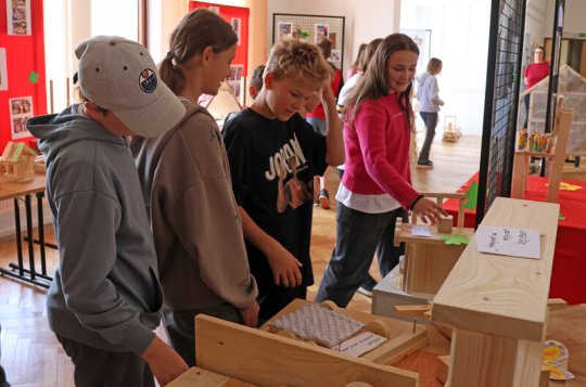 Děti se vrhly do práce se dřevem