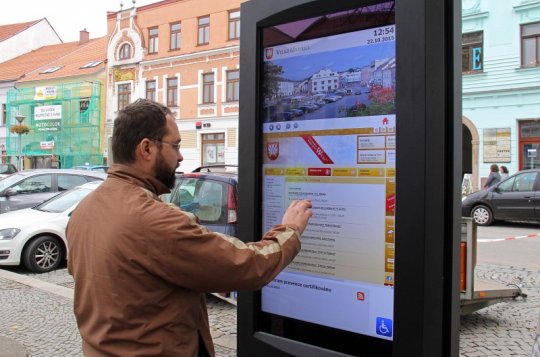 Na náměstí je v provozu nová úřední deska