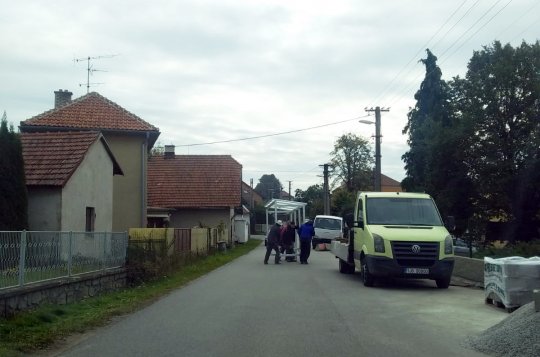 Město se zabývá stavbou chodníku ve Lhotkách