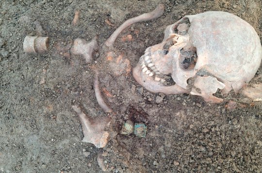 Jedna z koster možná patří významnému knězi...