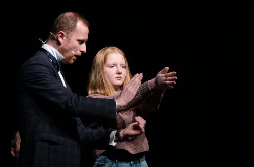 Rozesmál je, překvapil je a nakonec i uspal