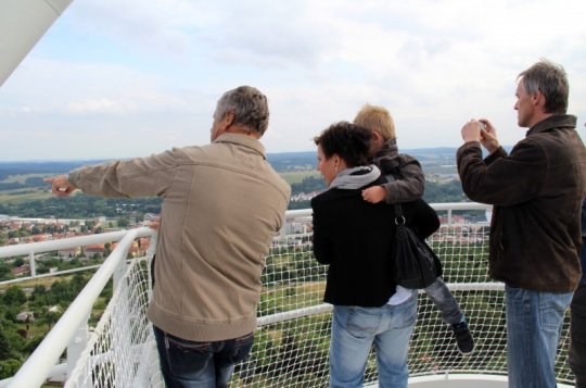 Rozhledna je otevřena, po schodech již vystoupaly stovky lidí