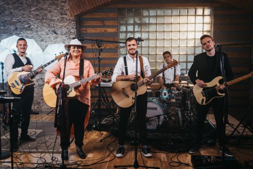 Lucy & Hangover vydali singl a míří do Jupiteru  