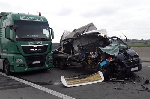 Na dálnici D1 se střetla dvě nákladní vozidla a dodávka
