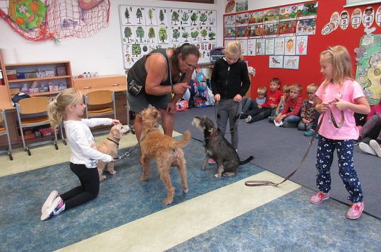 Ukázky canisterapie si děti ze Školní oblíbily