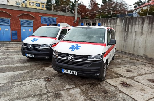 Novoměstská nemocnice má další nové sanitky. Díky nim se výrazně zvýší komfort přepravovaných pacientů