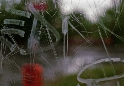 Vandal poškodil skleněné výplně u zastávky