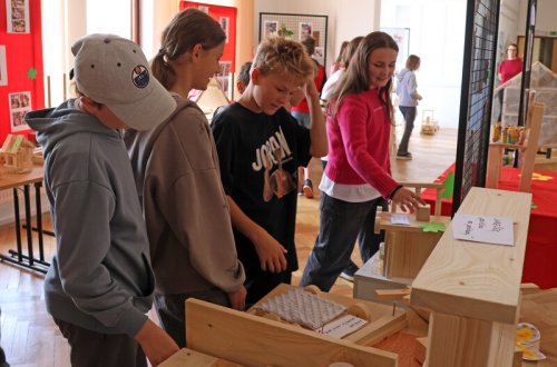 Děti se vrhly do práce se dřevem