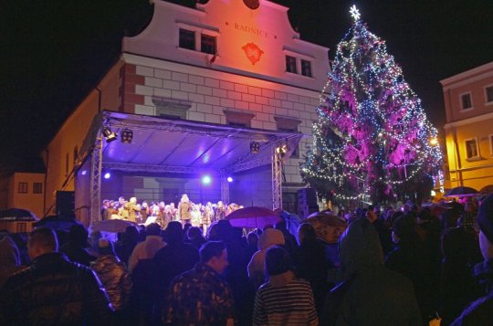 Velkomeziříčští rozsvítili vánoční strom a přivítali advent