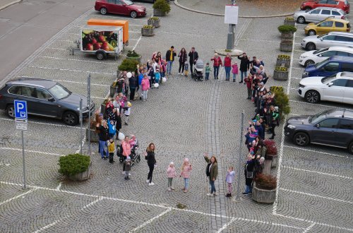 Na náměstí lidé utvořili velký puntík