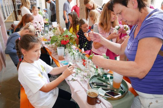 Ekologický den zaujal výrobou sandálů, květinových věnců i krmítek