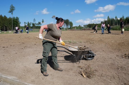Zaměstnanci úřadu pomáhají s budováním parku v Březejci