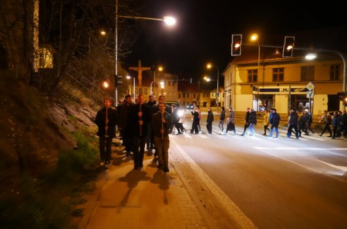 Velkopáteční křížová cesta směřovala ke Třem křížům