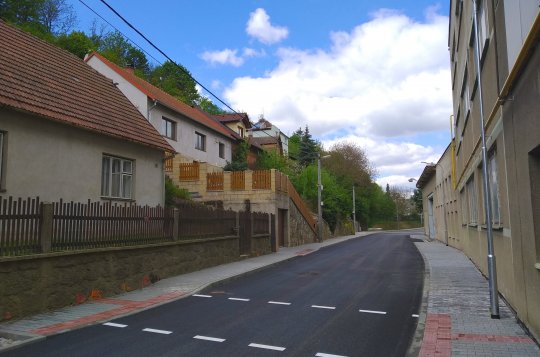 Rekonstrukce ulice Pod Strání je u konce. Stavbu firma dokončila s předstihem