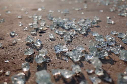 Pachatel rozbil skleněnou výlohu