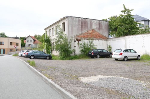 Pozemek na Třebíčské je k prodeji. Lze na něm postavit garáže i ubytovnu