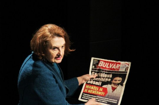 Bulvární hon na hereckou hvězdu vtipně sehrála Eva Holubová