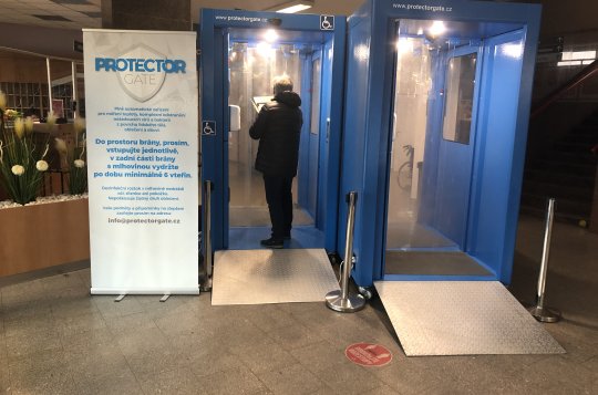 Mobilní buňka u vchodu změří teplotu a vydezinfikuje