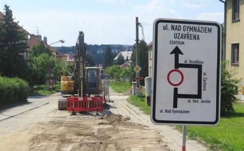 Práce v ulici Nad Gymnáziem pokračují