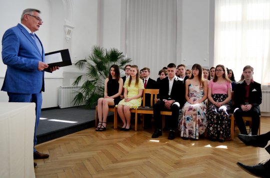 Radujme se, další maturanti opustili gymnázium