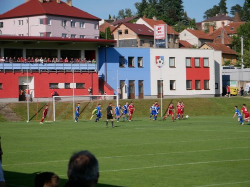 Čest fotbalistů zachraňovali žáci