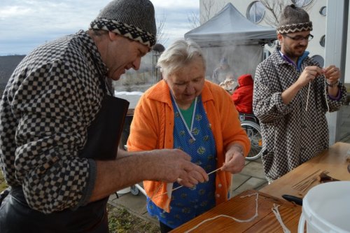 V domově pro seniory plnili jitrnice a míchali škvarky
