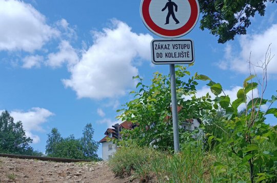 Vstup do kolejiště kousek za nádražím je zakázaný
