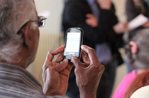 Bezplatná linka seniorům pomáhá i o Vánocích