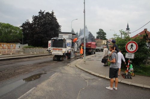 Most už je zavřený, někteří řidiči se přesto pokoušejí projet