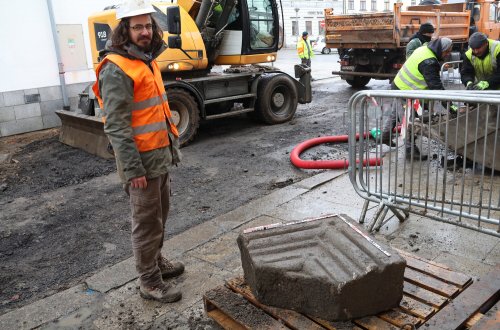 Archeologové začali s výzkumem středověké vrstvy u radnice