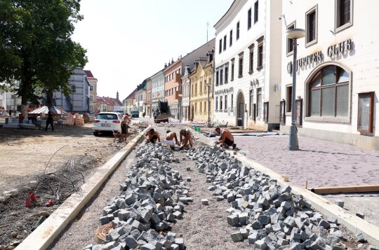 Náměstí dostává novou dlažbu