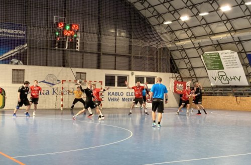 Muži proti extraligovému favoritovi ostudu neudělali