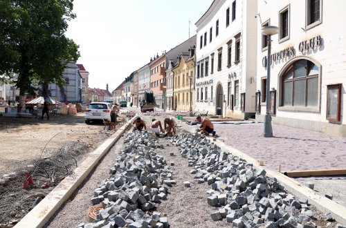 Náměstí dostává novou dlažbu