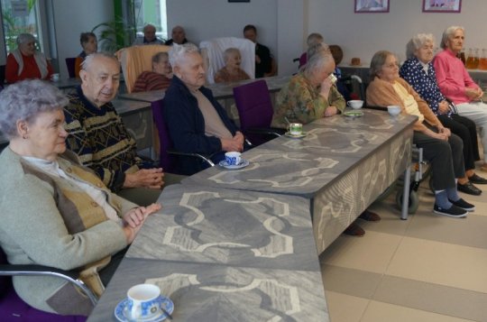 Senioři se v domově sešli při čaji o páté