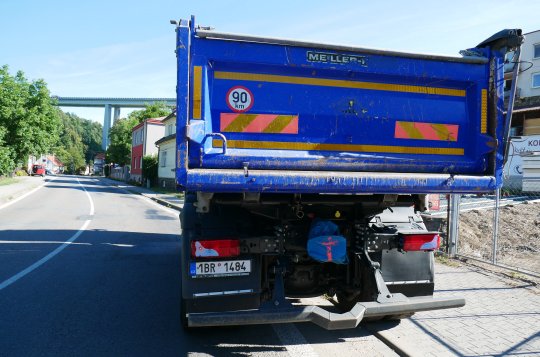 Kolem zimního stadionu přibude vodorovné dopravní značení