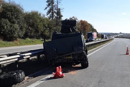 Na dálnici havarovalo vozidlo armády