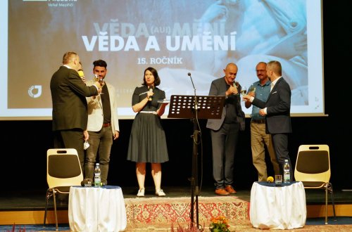 Knihu shrnující patnáct let festivalu filozofie zakoupíte v hale radnice