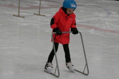 Na zimáku se začíná bruslit