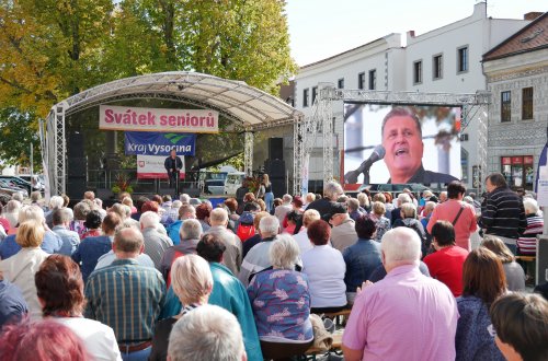 Senioři slavili na velkomeziříčském náměstí