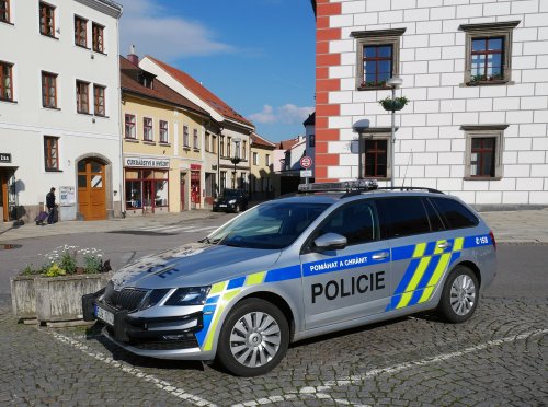 Policisté pátrají po sprejerovi a odhalili dalšího hříšníka na silnici