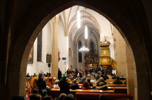 Kostelem zněla hudba a zpěv