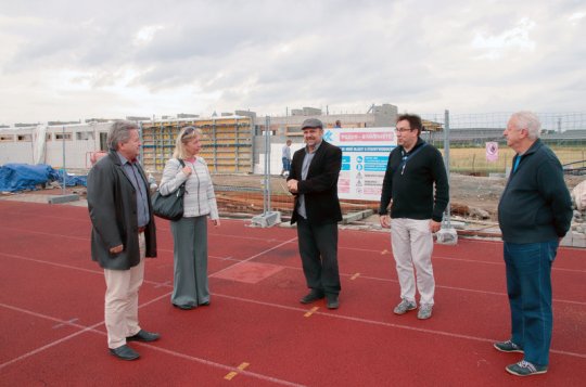 Stavba tribuny pokračuje. Brzy začne i výměna povrchů