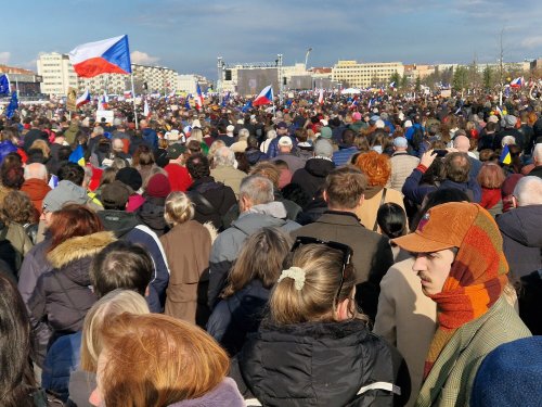 Studenti vyjadřují podporu demonstraci na Letné