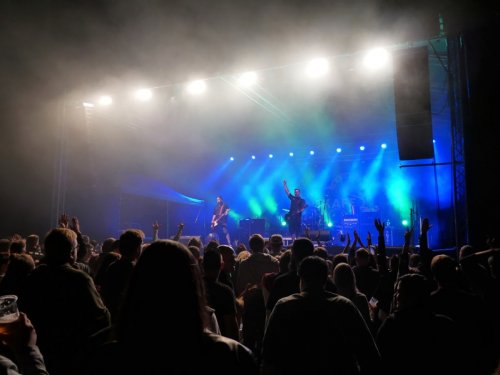 Kapely Poletíme? a Iné Kafe proměnily bývalý Svit v hudební klub pod širým nebem