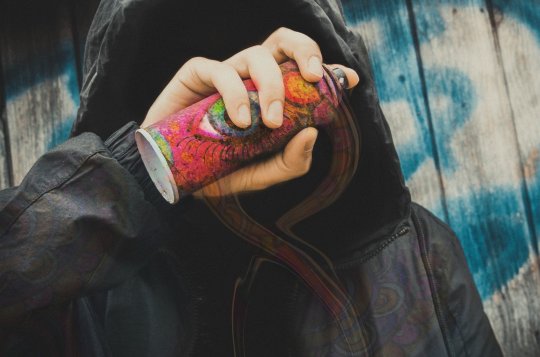 Mladý pár posprejoval chodníky ve třech městech